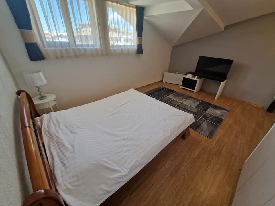 Spacious luxuriously furnished one bedroom apartment with low maintenance fee for sale in Bansko