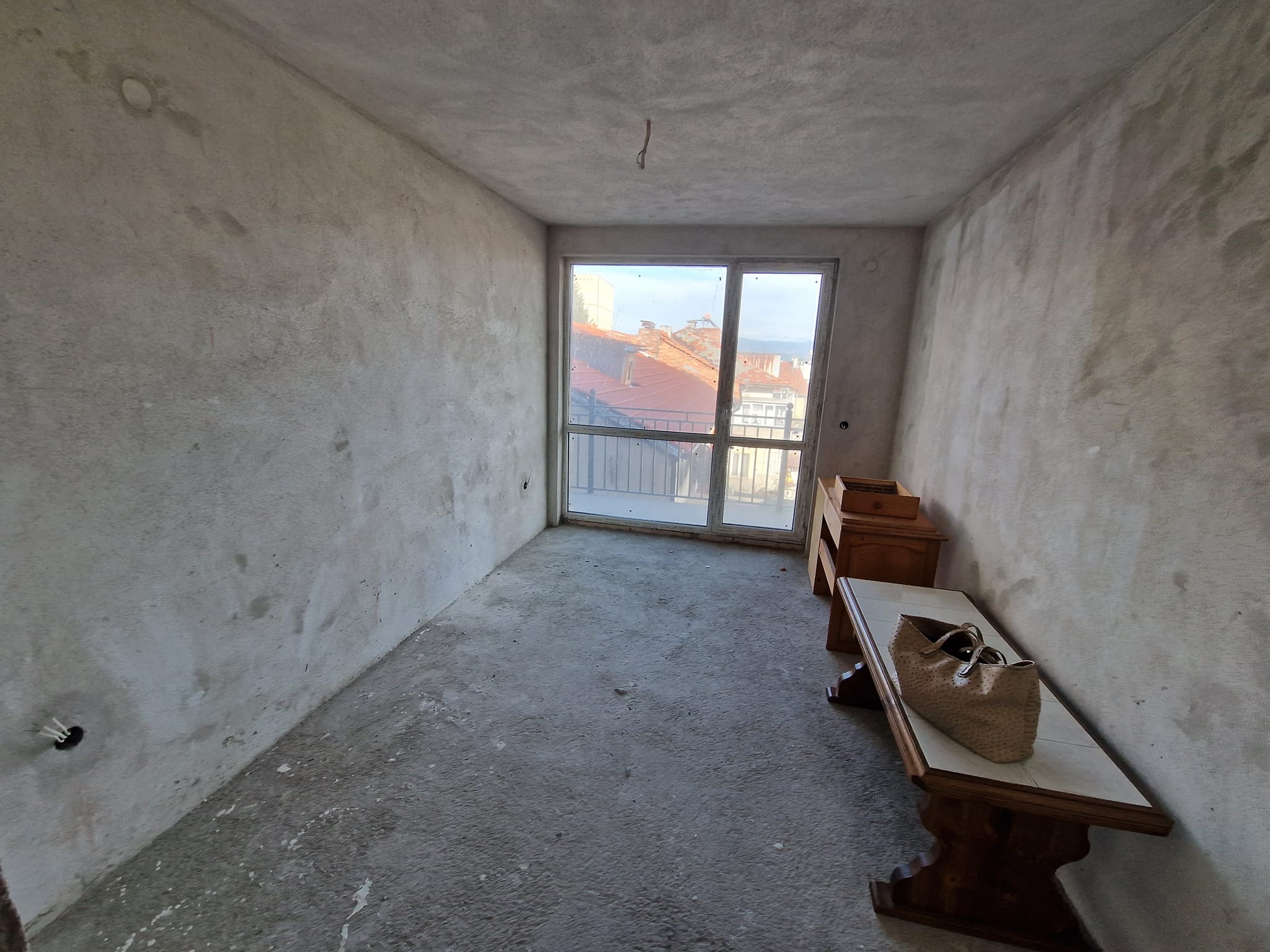 Spacious three-room apartment in the ideal center of Razlog