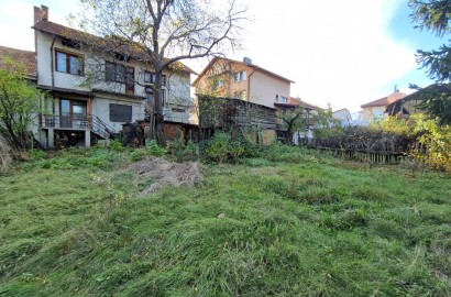 For sale in Razlog: Massive three-story house with garage and yard