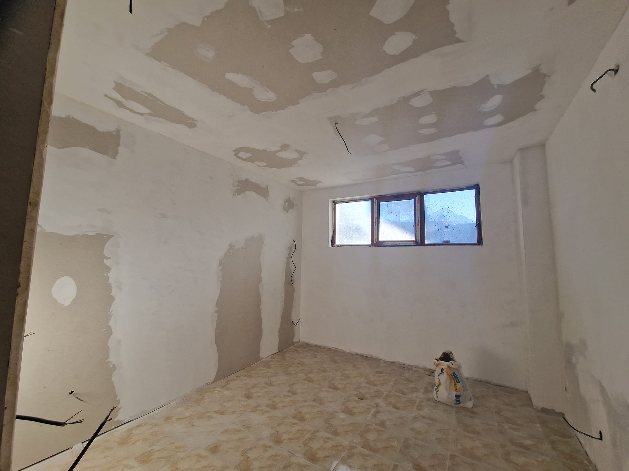 Southeast unfurnished studio for sale next to the lift in Bansko