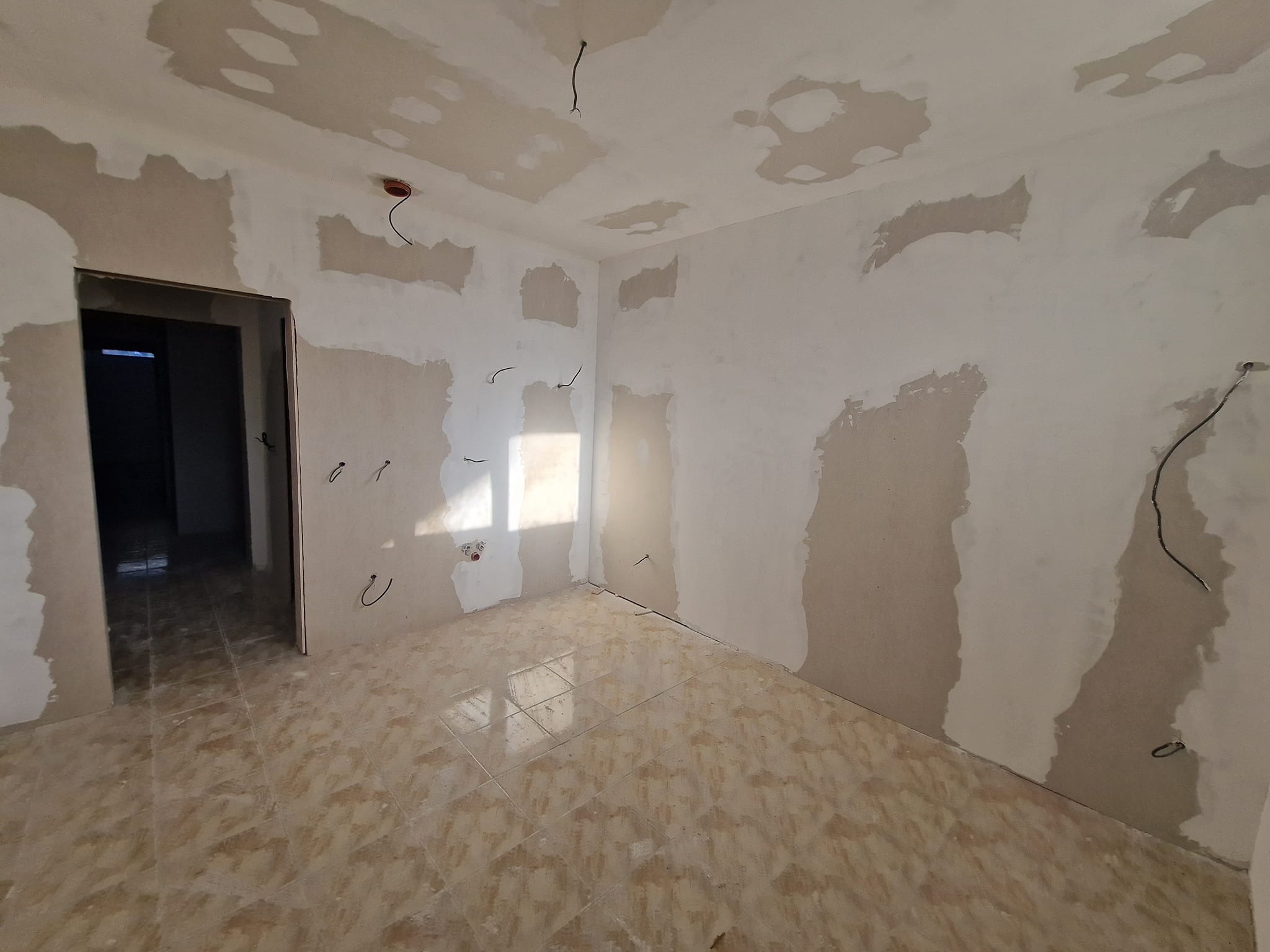 Southeast unfurnished studio for sale next to the lift in Bansko