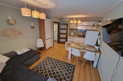 Modernly furnished one bedroom apartment for sale in the Royal Park complex