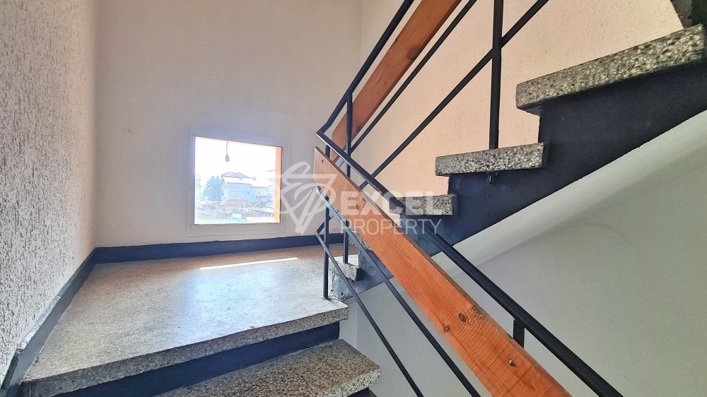 1/2 of a four-storey house in the central part of Aheloy