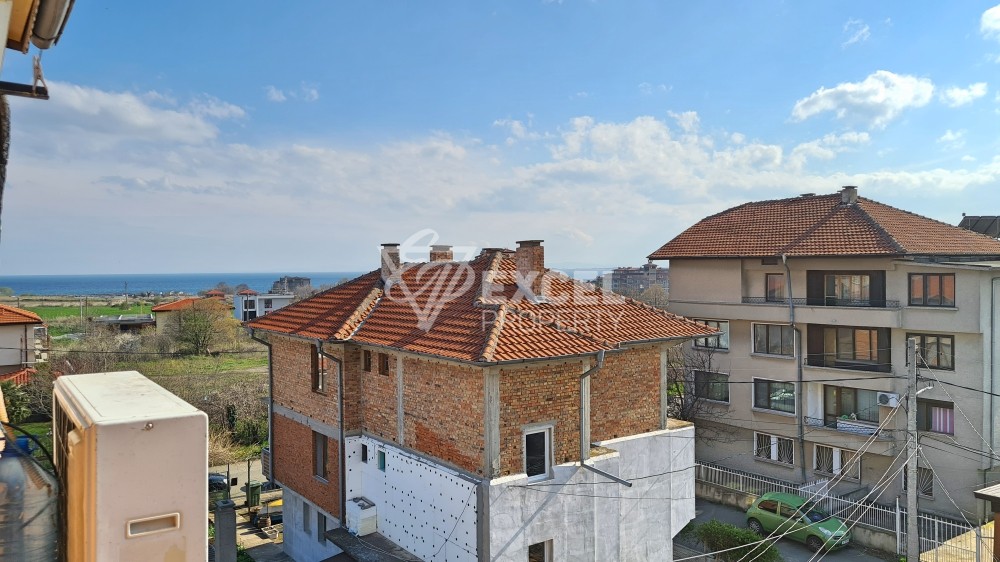 1/2 of a four-storey house in the central part of Aheloy