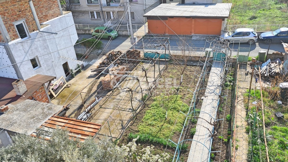 1/2 of a four-storey house in the central part of Aheloy