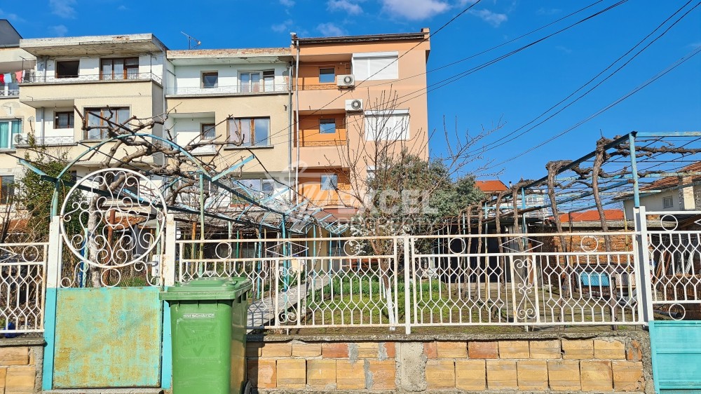 1/2 of a four-storey house in the central part of Aheloy