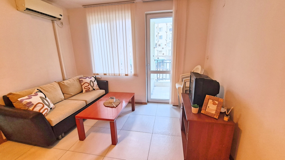 Two-bedroom furnished apartment with pool view in a beautiful complex