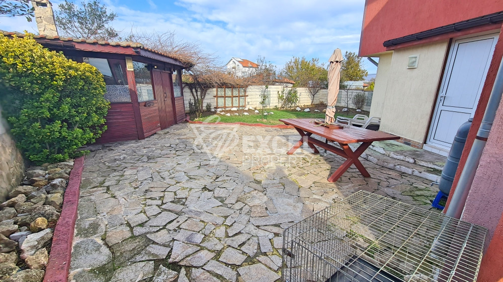 Detached fully furnished house with yard and barbecue