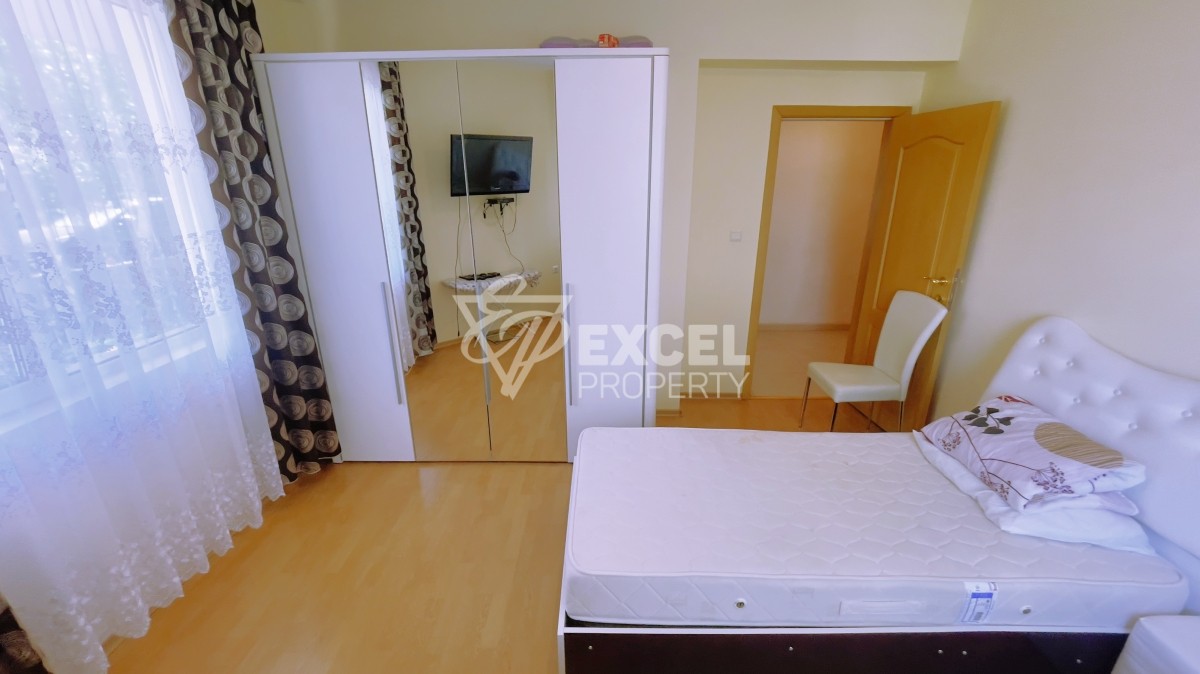 Two bedroom apartment in Saint Vlas on the ground floor meters from the beach.