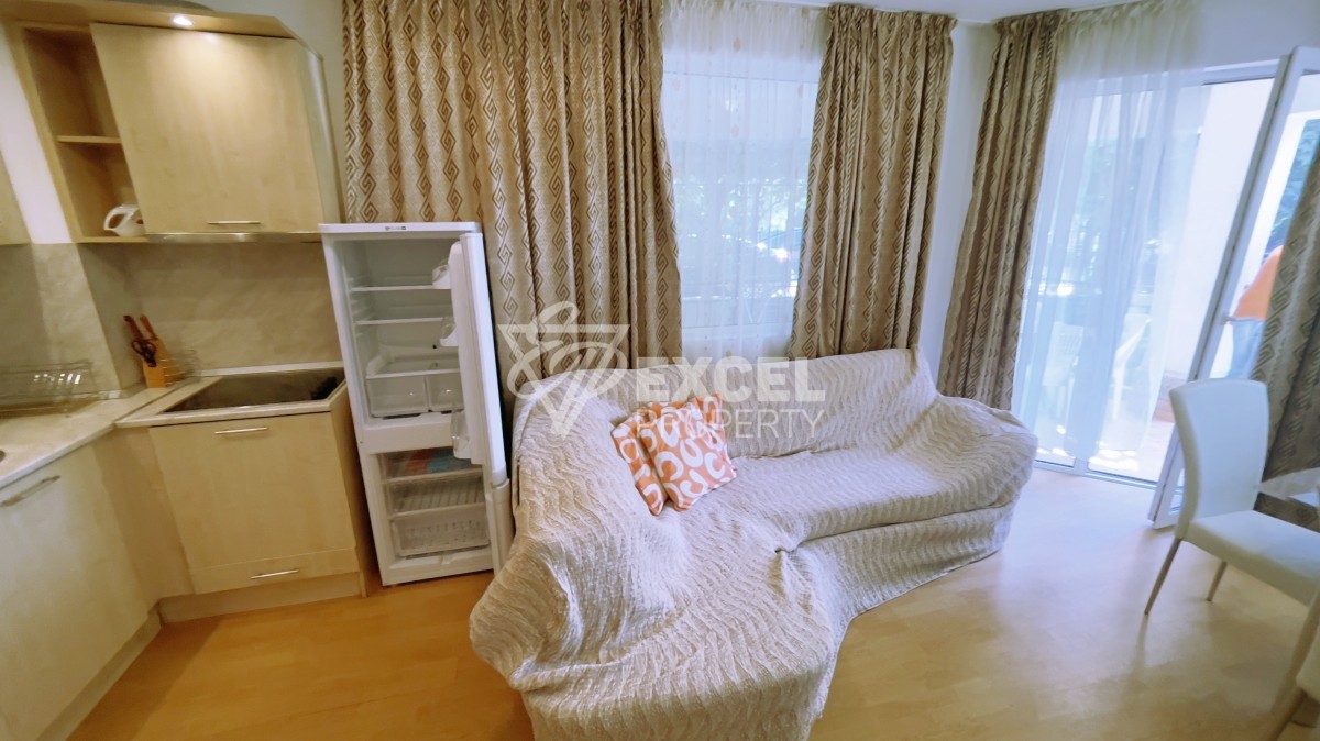 Two bedroom apartment in Saint Vlas on the ground floor meters from the beach.