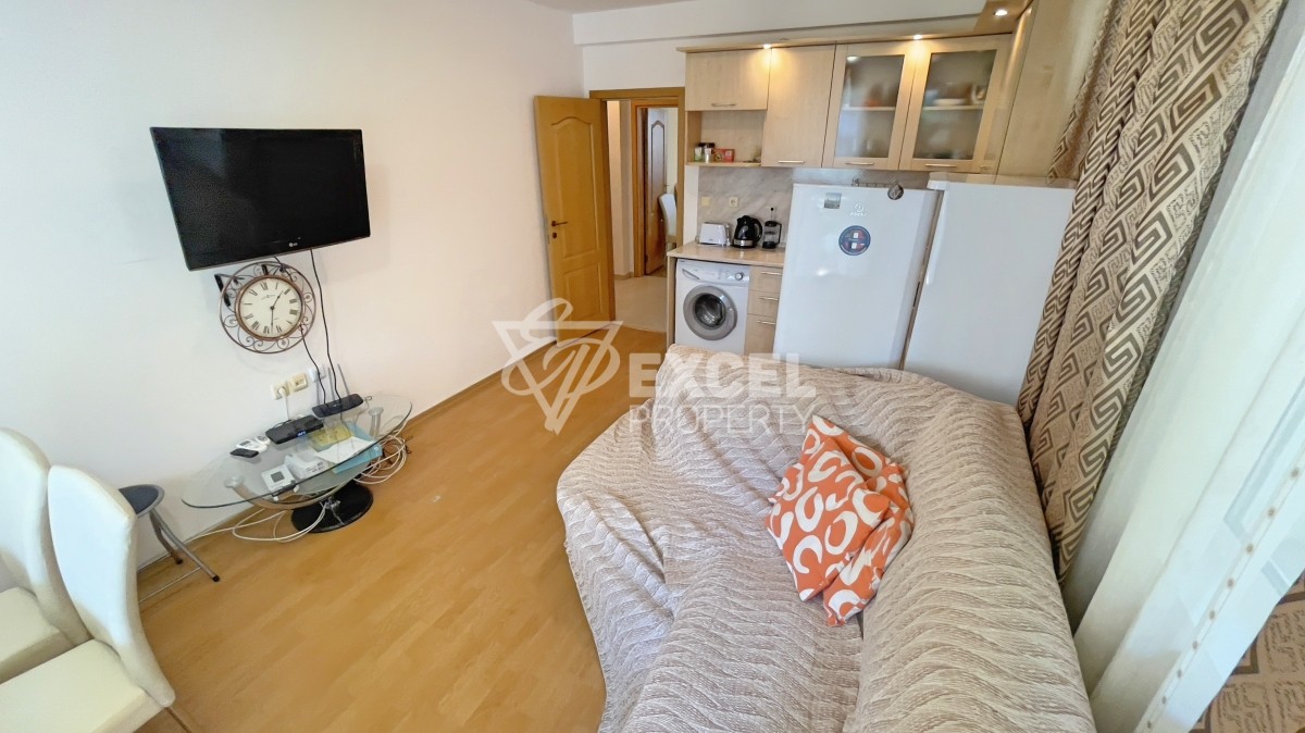 Two bedroom apartment in Saint Vlas on the ground floor meters from the beach.