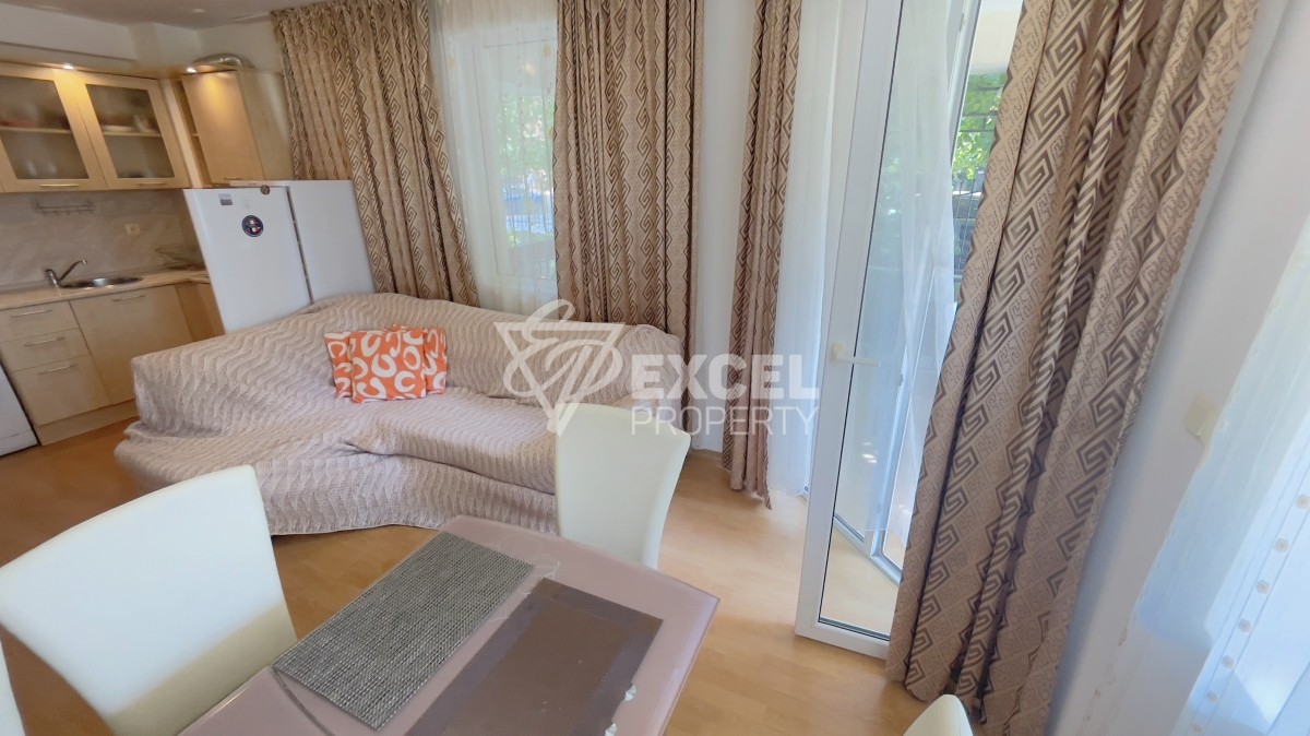 Two bedroom apartment in Saint Vlas on the ground floor meters from the beach.