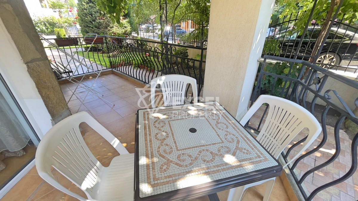 Two bedroom apartment in Saint Vlas on the ground floor meters from the beach.