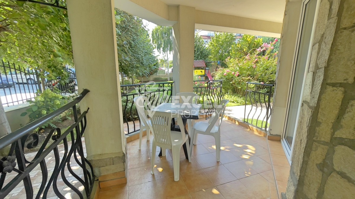 Two bedroom apartment in Saint Vlas on the ground floor meters from the beach.