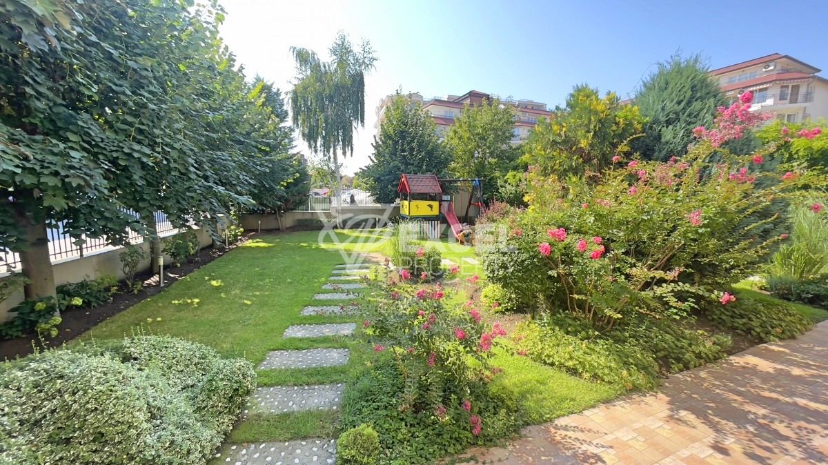 Two bedroom apartment in Saint Vlas on the ground floor meters from the beach.