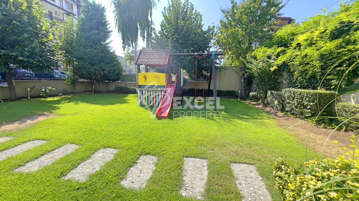 Two bedroom apartment in Saint Vlas on the ground floor meters from the beach.