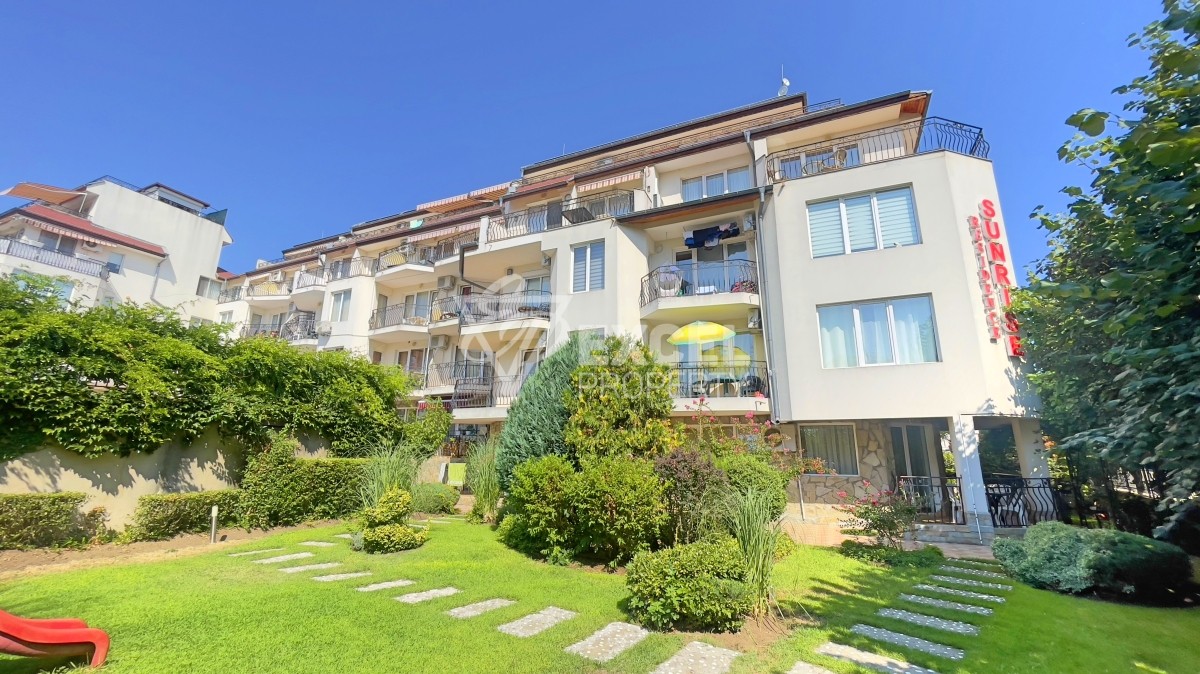 Two bedroom apartment in Saint Vlas on the ground floor meters from the beach.