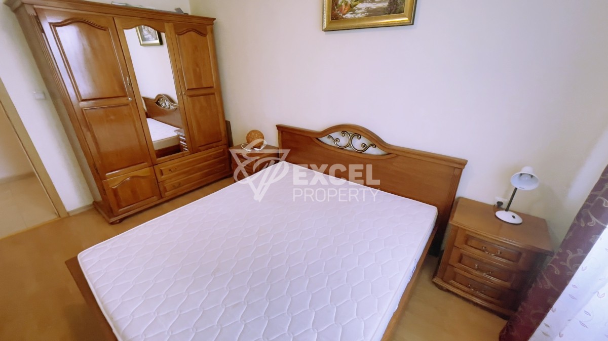Two bedroom apartment in Saint Vlas on the ground floor meters from the beach.
