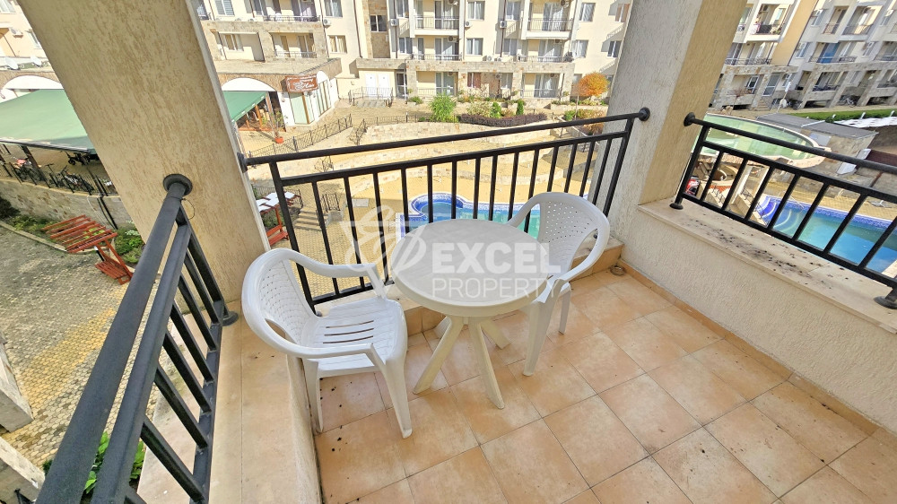 🏡 Two-bedroom apartment with a view of the pool in a well-maintained complex 🌊