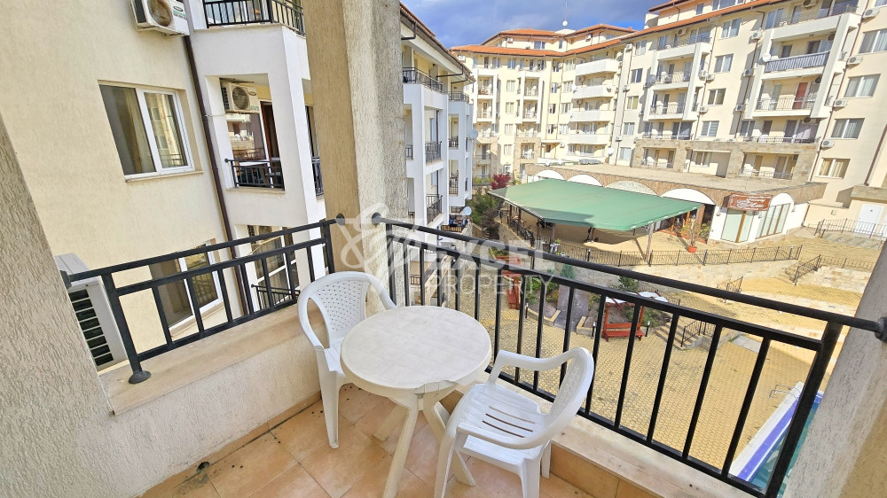 🏡 Two-bedroom apartment with a view of the pool in a well-maintained complex 🌊