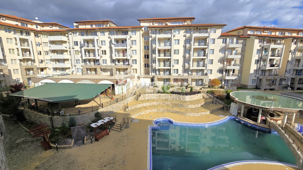 🏡 Two-bedroom apartment with a view of the pool in a well-maintained complex 🌊