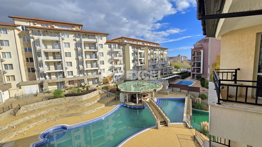 🏡 Two-bedroom apartment with a view of the pool in a well-maintained complex 🌊