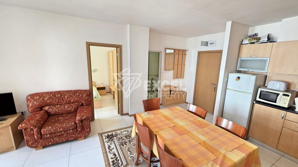 🏡 Two-bedroom apartment with a view of the pool in a well-maintained complex 🌊