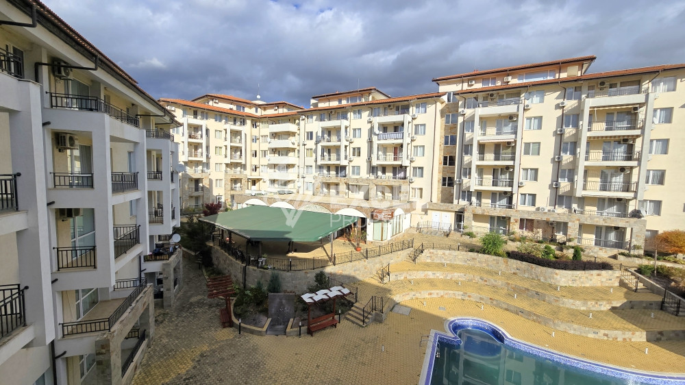 🏡 Two-bedroom apartment with a view of the pool in a well-maintained complex 🌊