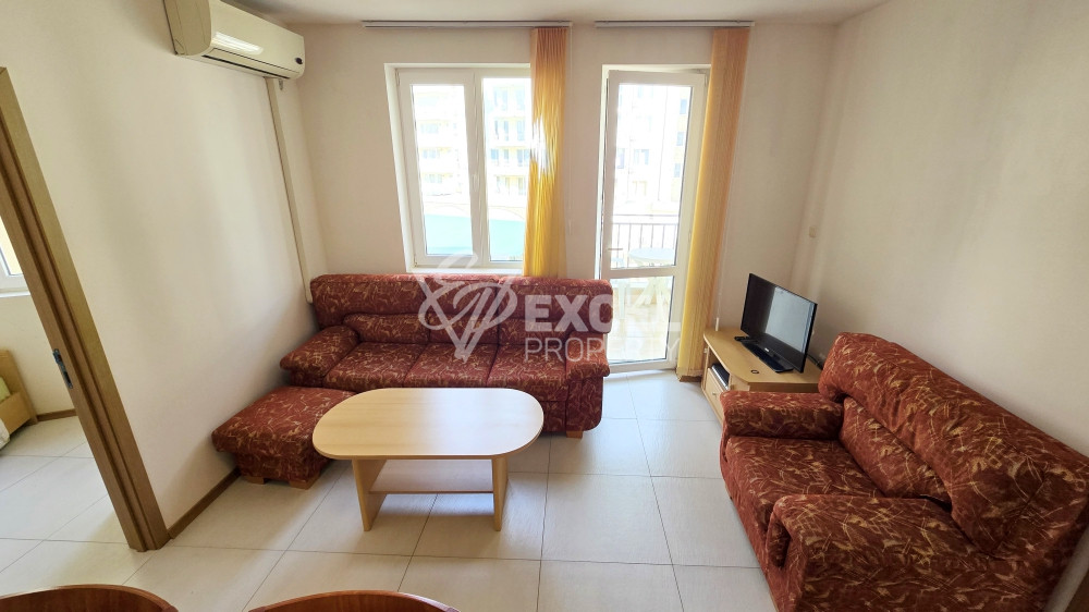 🏡 Two-bedroom apartment with a view of the pool in a well-maintained complex 🌊