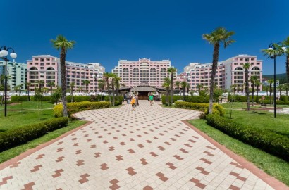 Affordable studio in Majestic Beach Resort, first line to the beach