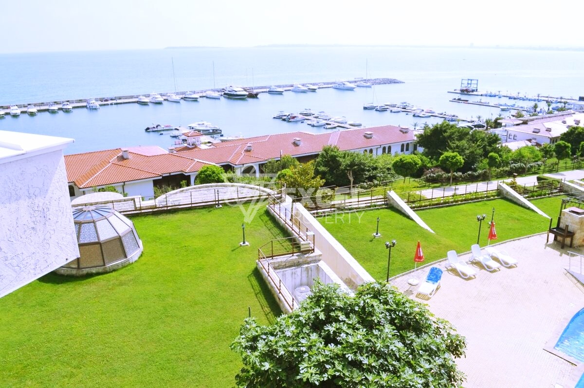 Two-bedroom property on the first line - sea, pool and mountain views