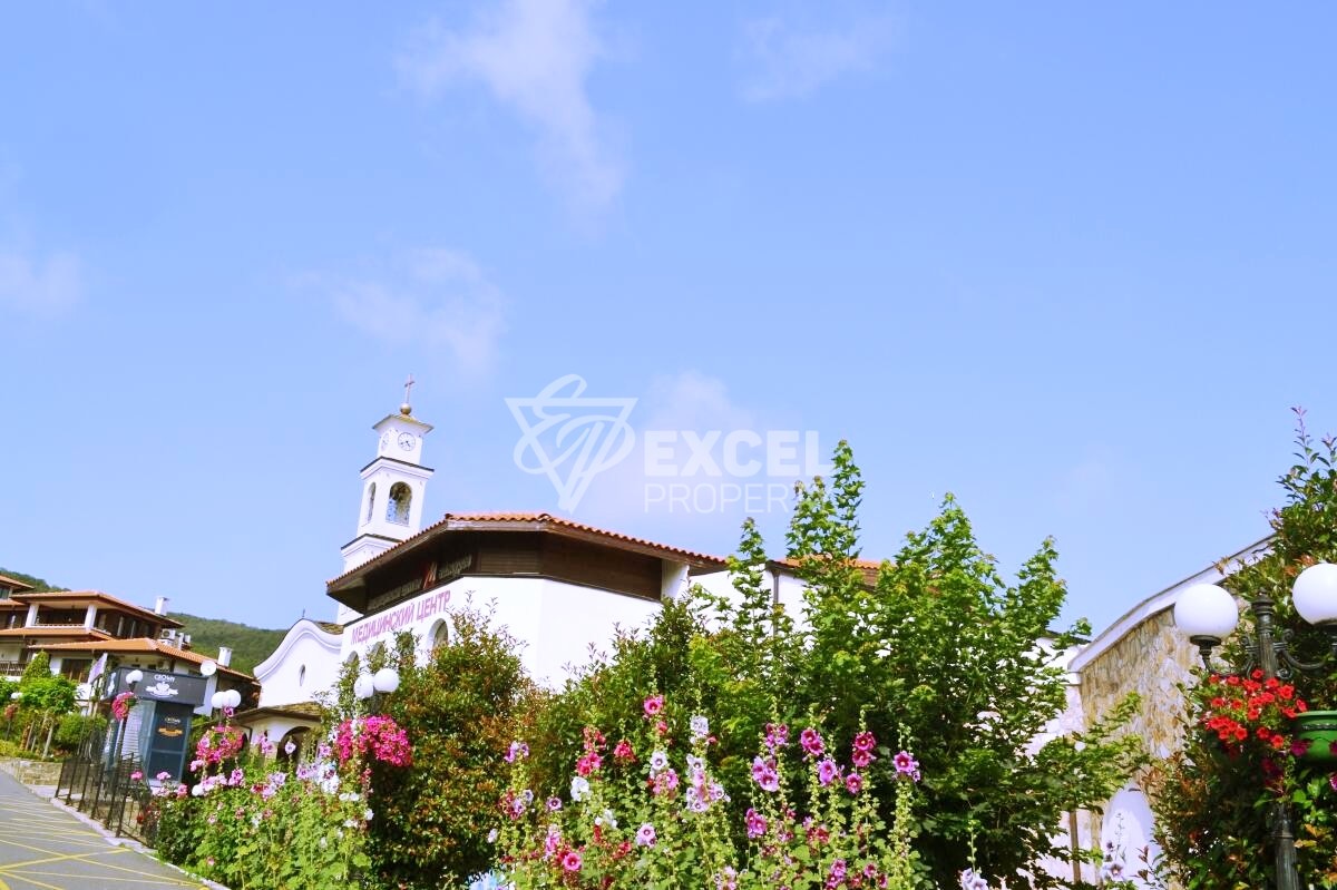 Two-bedroom property on the first line - sea, pool and mountain views